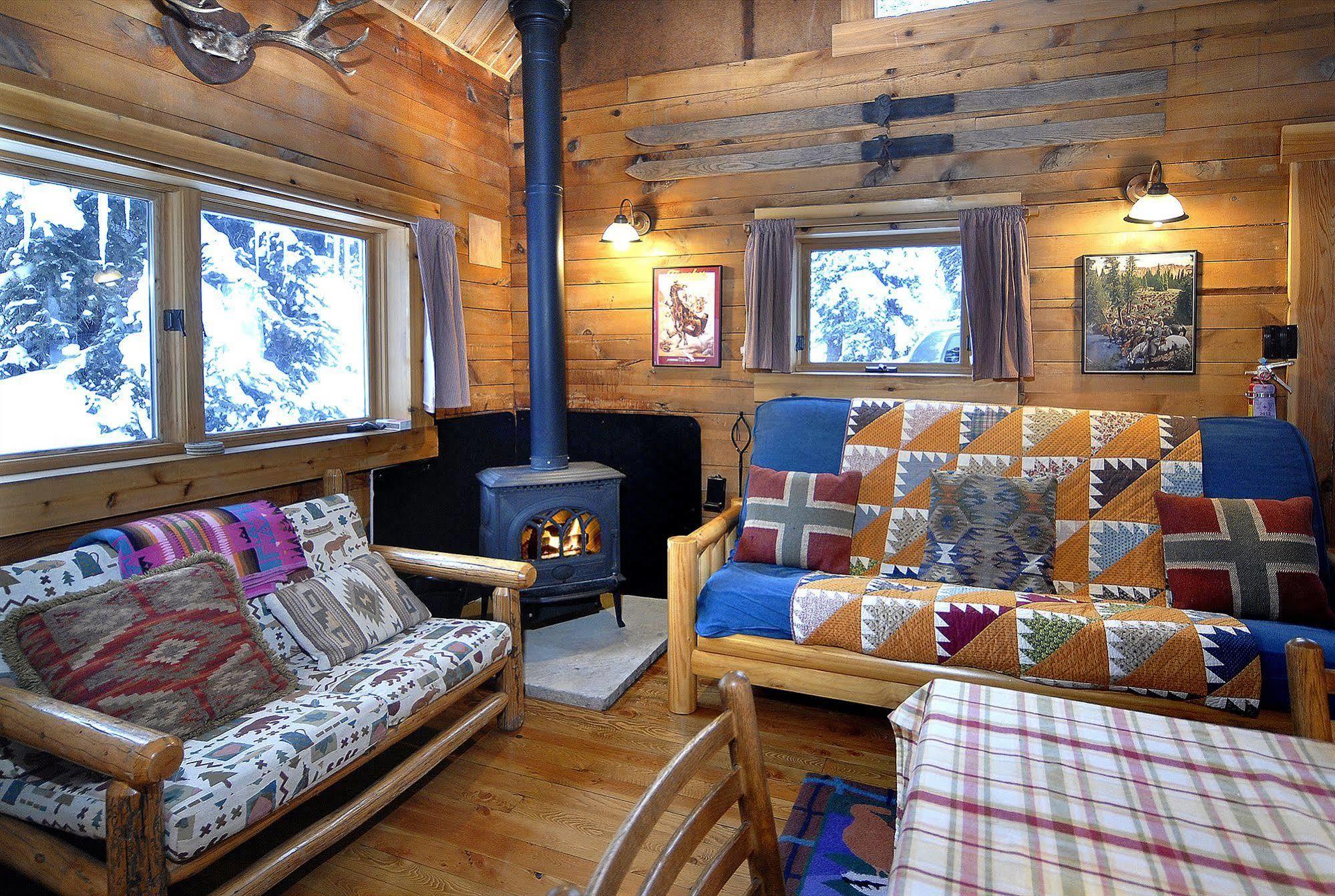 Pioneer Guest Cabins Крестед-Бьютт Экстерьер фото