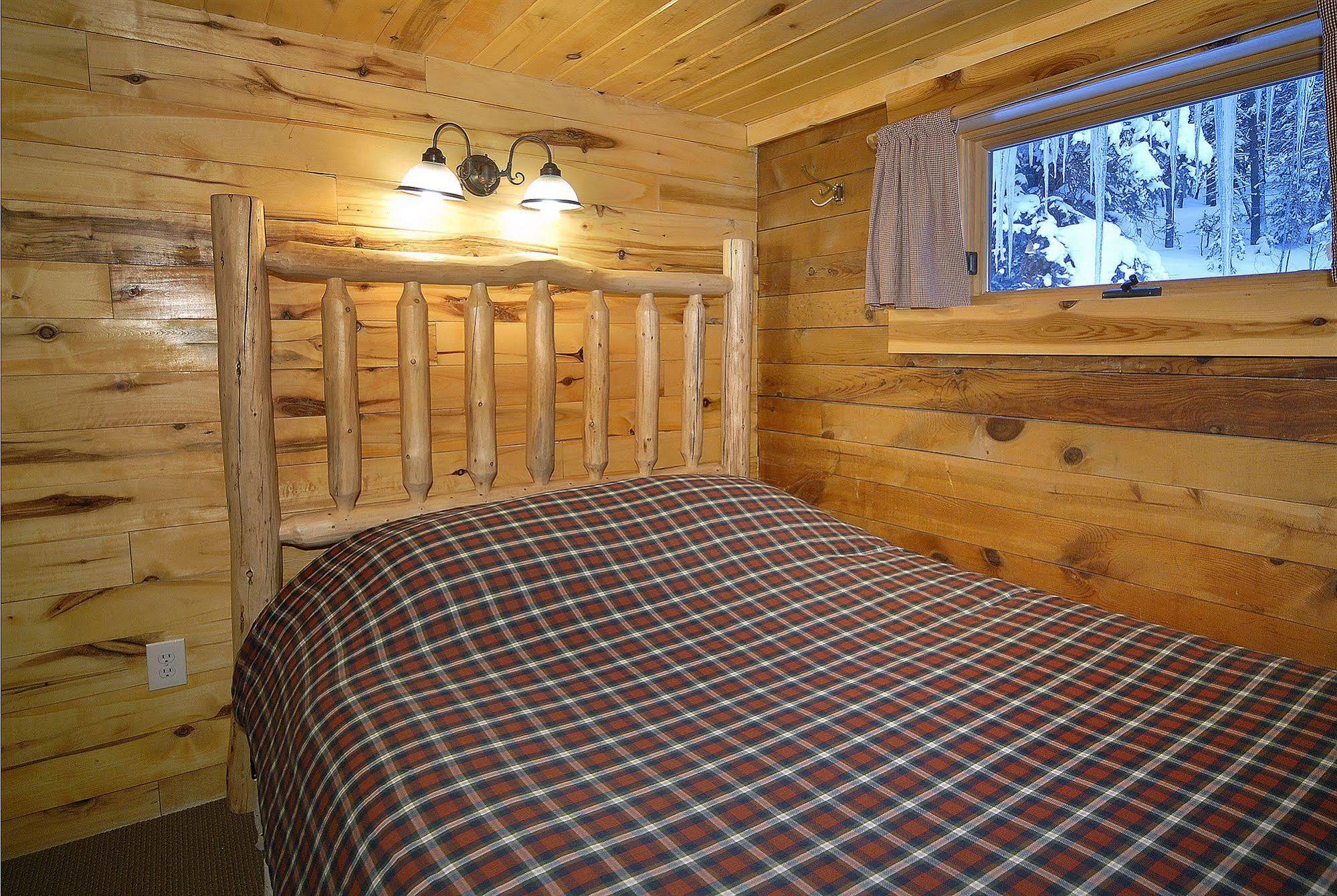 Pioneer Guest Cabins Крестед-Бьютт Экстерьер фото